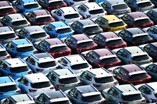 Rangées de voitures neuves prêtes à l'export